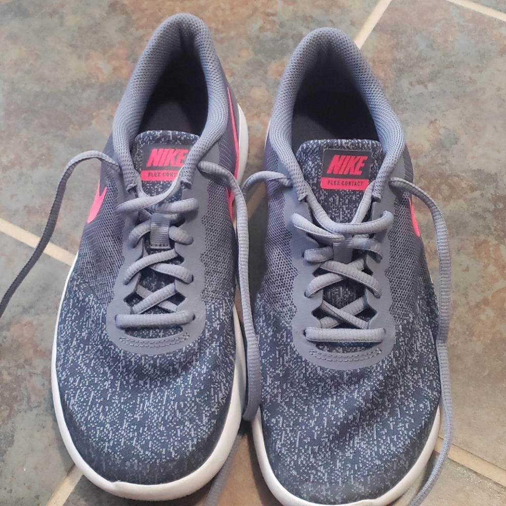 Young Girls Nike sneakers